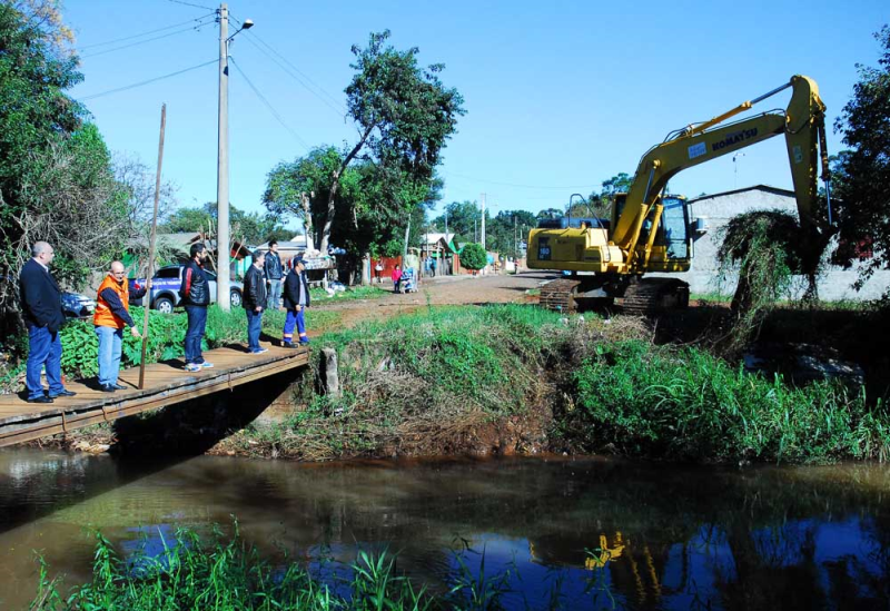 Governo Municipal executa limpeza das margens do Rio Itaquarinchim