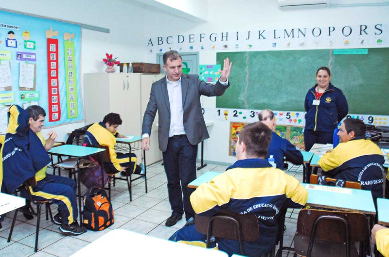 Prefeito e primeira-dama em visita a APAE