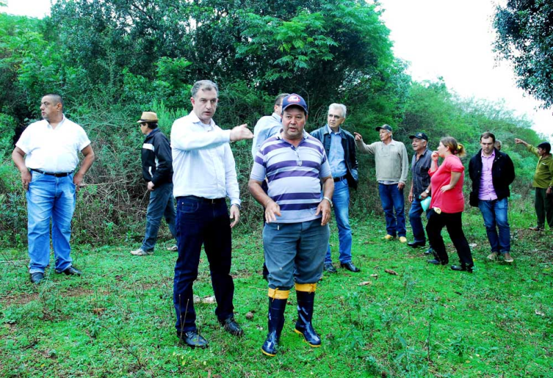 Prefeito visita área do Bairro Tesche para avaliar situação dos moradores