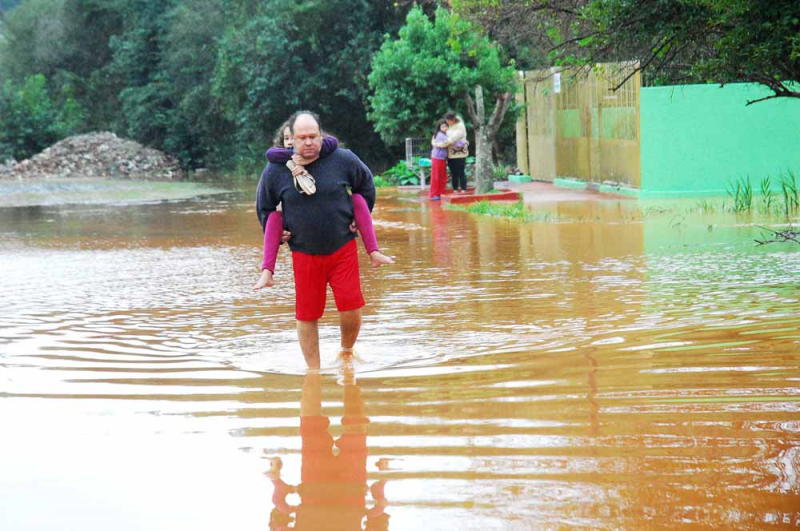 Chuva volta a assolar Santo Ângelo e Itaquarinchim invade residências