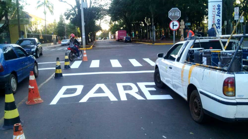  DMT trabalha na reconstrução da sinalização viária urbana