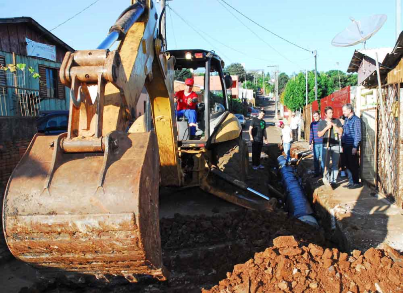 Governo Municipal constrói rede pluvial no Bairro Harmonia