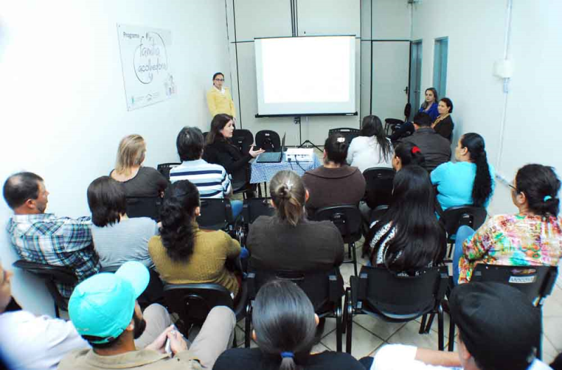 Famílias passam por capacitação para acolher crianças e adolescentes
