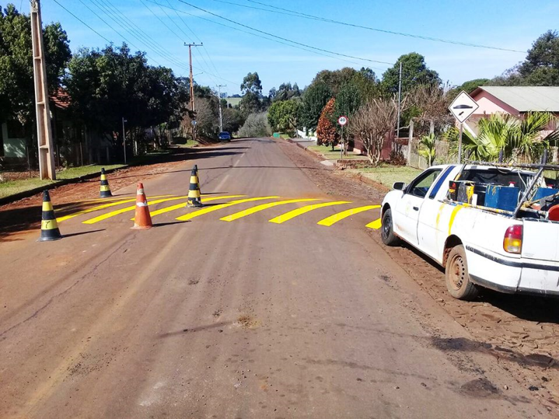 Departamento de Trânsito trabalha na sinalização de vias do interior