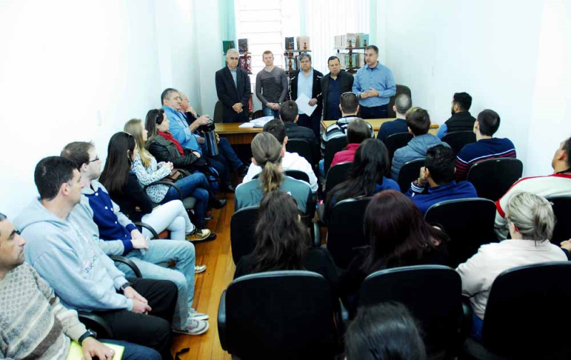 Município oficializa contratados do PELC