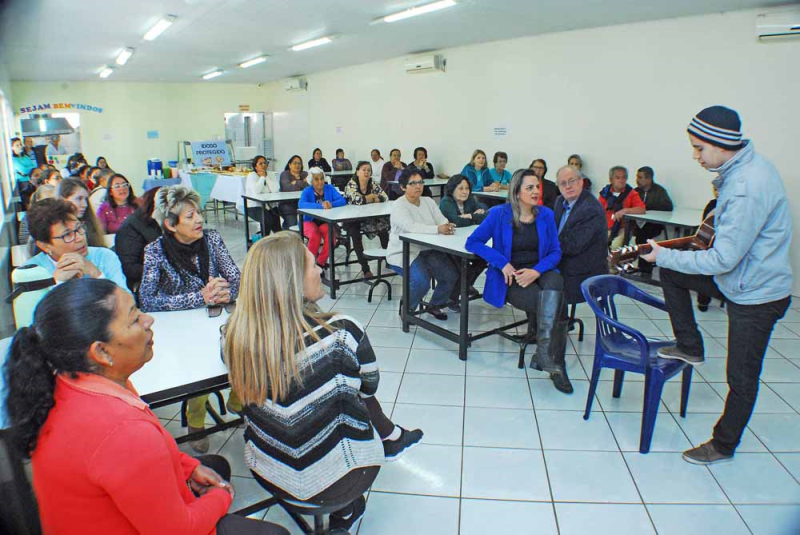 Dia do Idoso é comemorado com café da manhã no CRAS