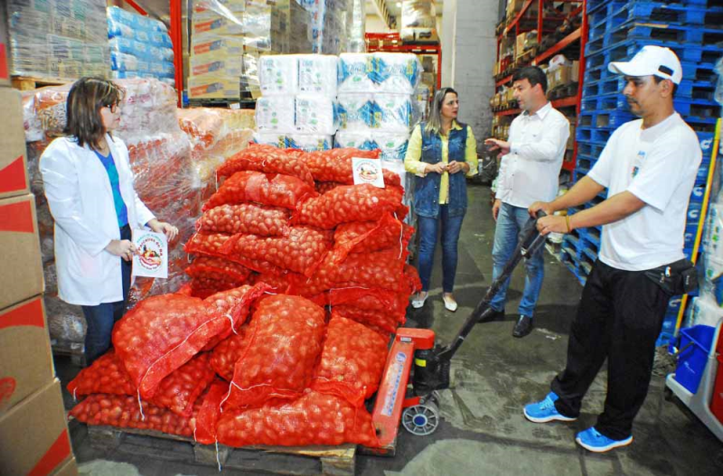 Assistência social recebe uma tonelada de alimentos