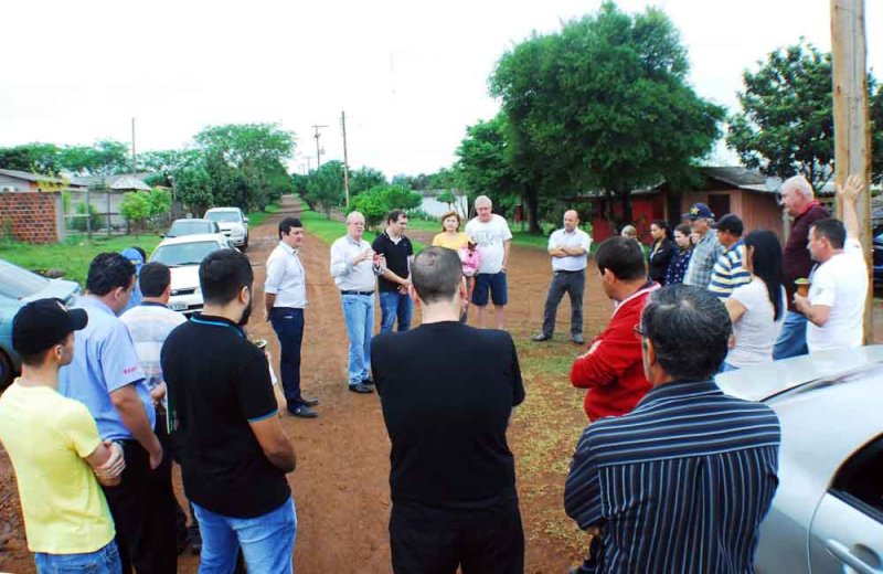 Moradores da Rua Apolinário Dornelles reivindicam obras e melhorias