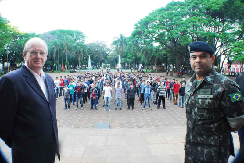 200 jovens recebem certificado de dispensa militar