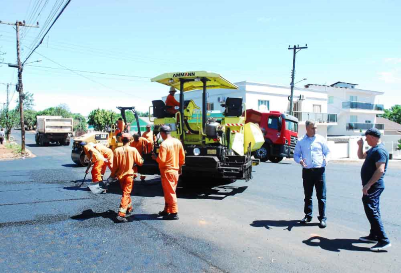 Asfaltamento da Rua São Carlos em fase de conclusão