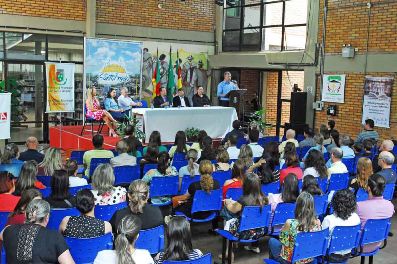 Feira do Livro abre com três mil vale-livros para alunos da rede municipal de ensino