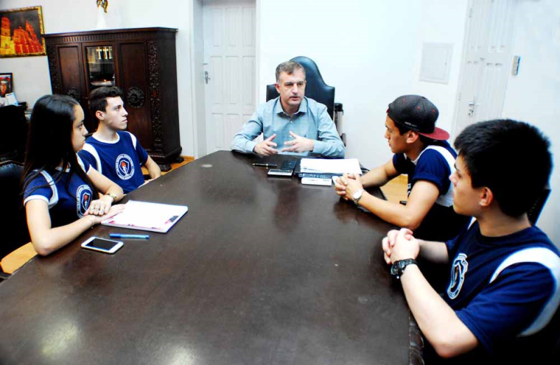 Alunos do Colégio Estadual Onofre Pires realizam trabalho escolar com o prefeito