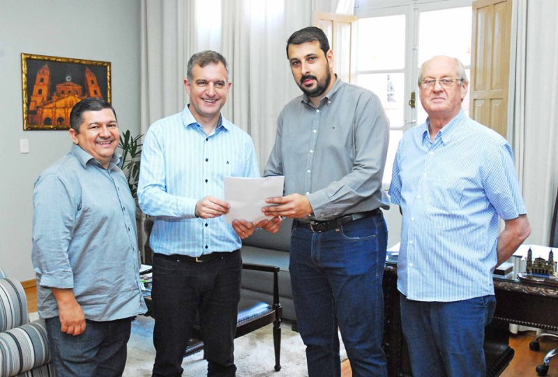 Rodrigo Flores é empossado na Secretaria de Habitação