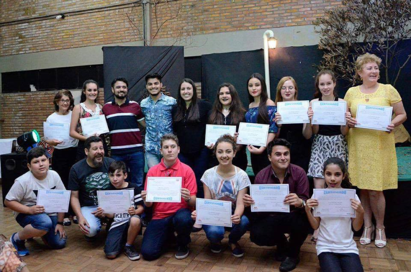 Alunos de oficinas culturais recebem certificados