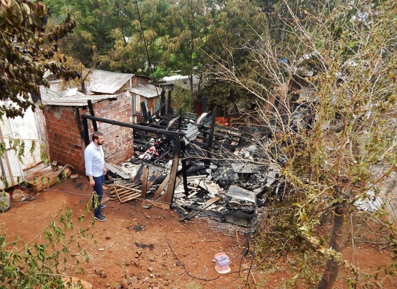 Município anuncia apoio à família que perdeu casa em incêndio