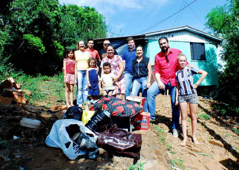 Governo e servidores auxiliam família que teve casa atingida por incêndio