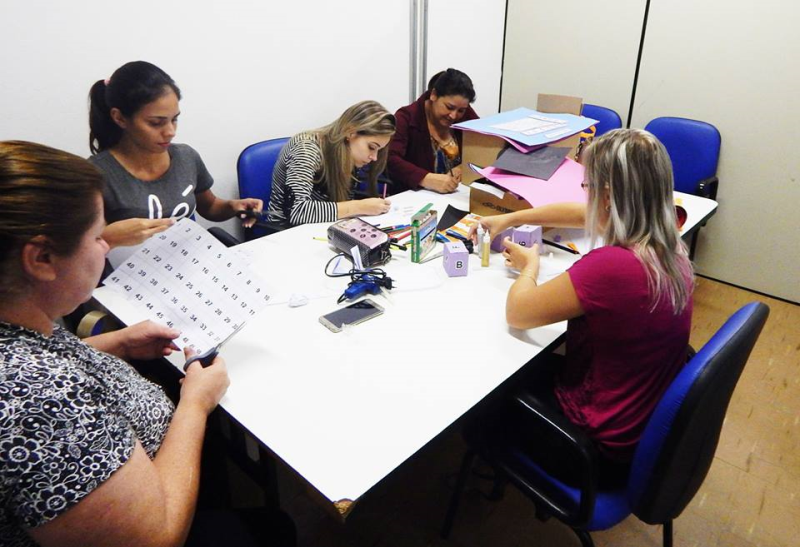 Professores confeccionam brinquedos pedagógicos com sucata