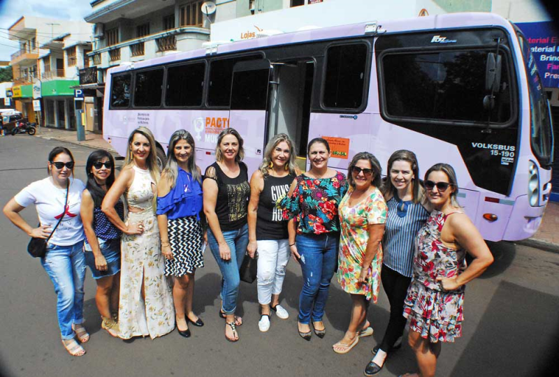 Ônibus Lilás presta atendimento no Brique da Praça