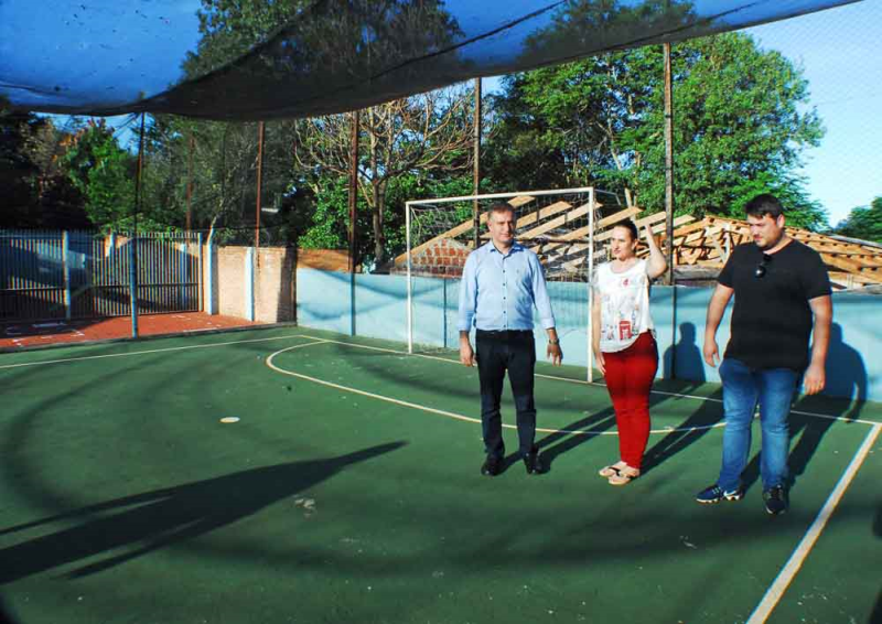 Prefeito e vereador visitam escola municipal no Bairro Colméia