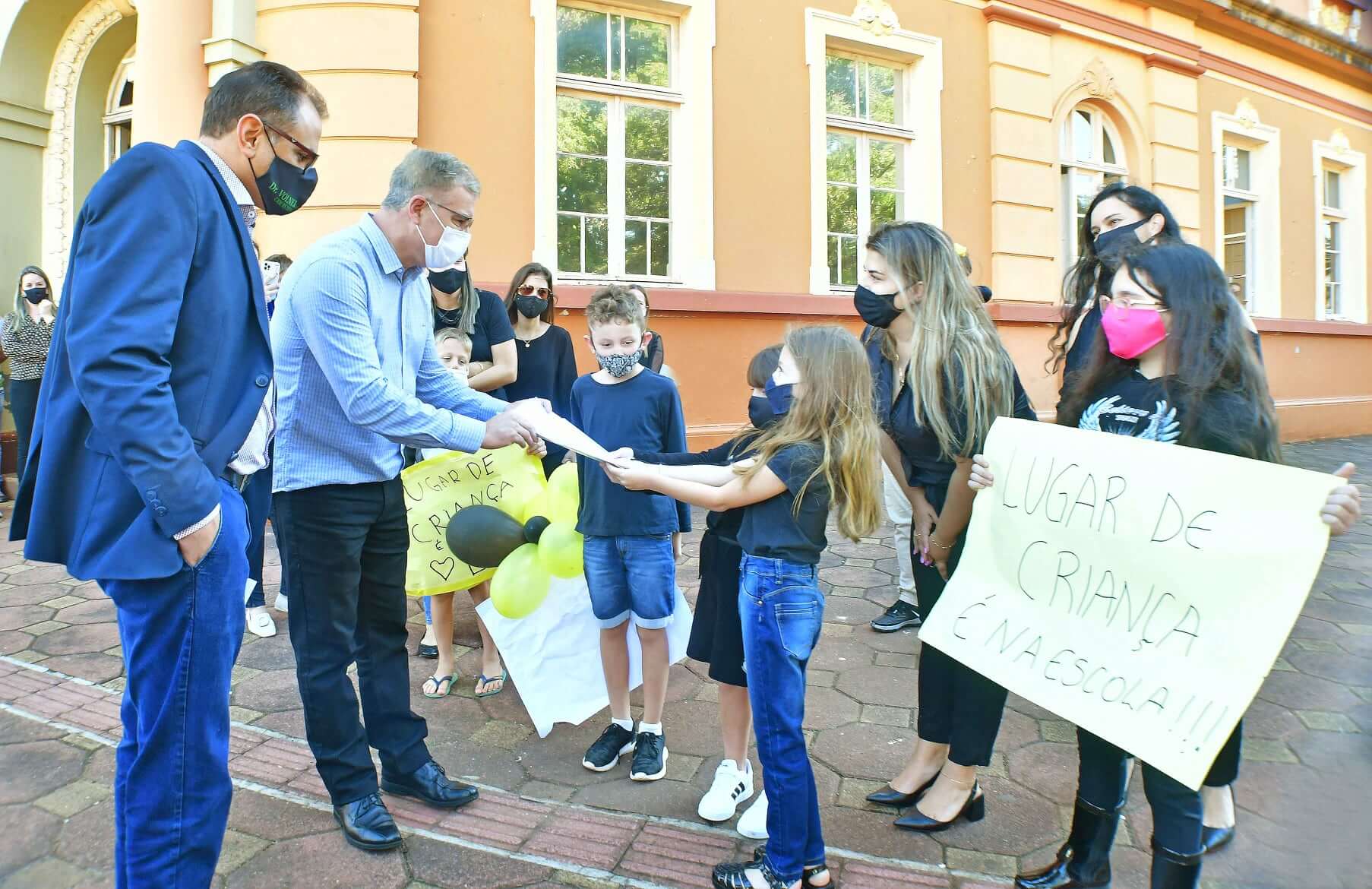 Prefeito recebe documento de pais que querem volta das aulas presenciais