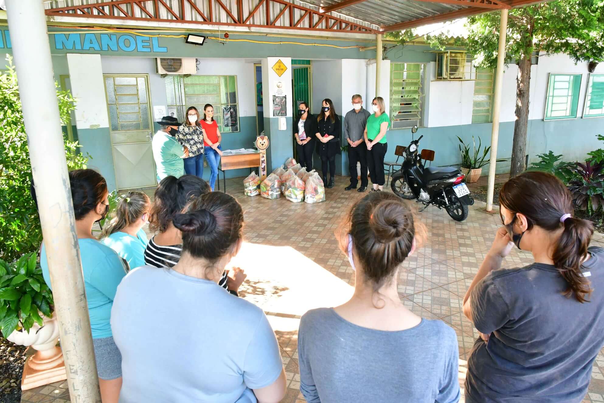 SMEd entrega 138 cestas básicas a famílias da Escola Antônio Manoel