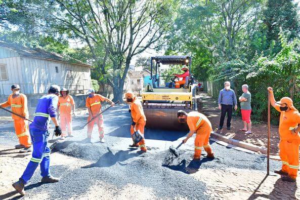 Obras de asfaltamento seguem na cidade
