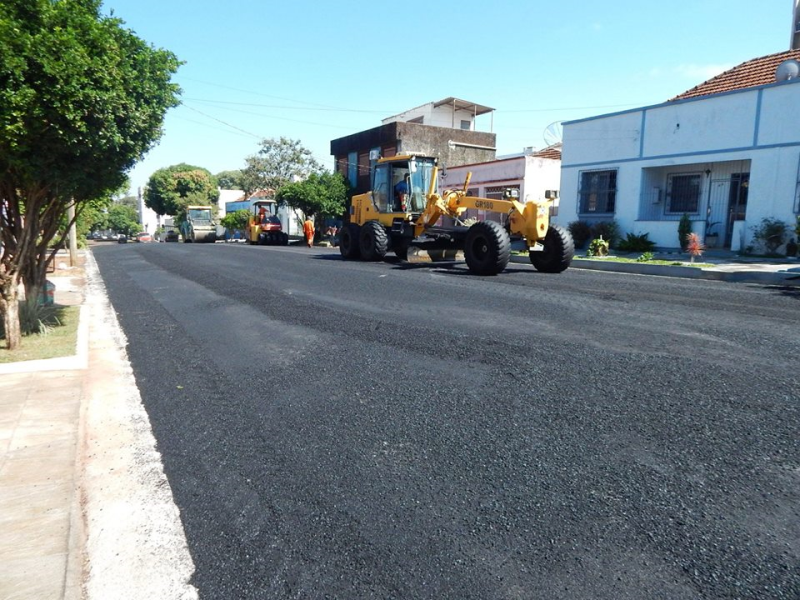 Governo Municipal trabalha em três frentes de asfaltamento