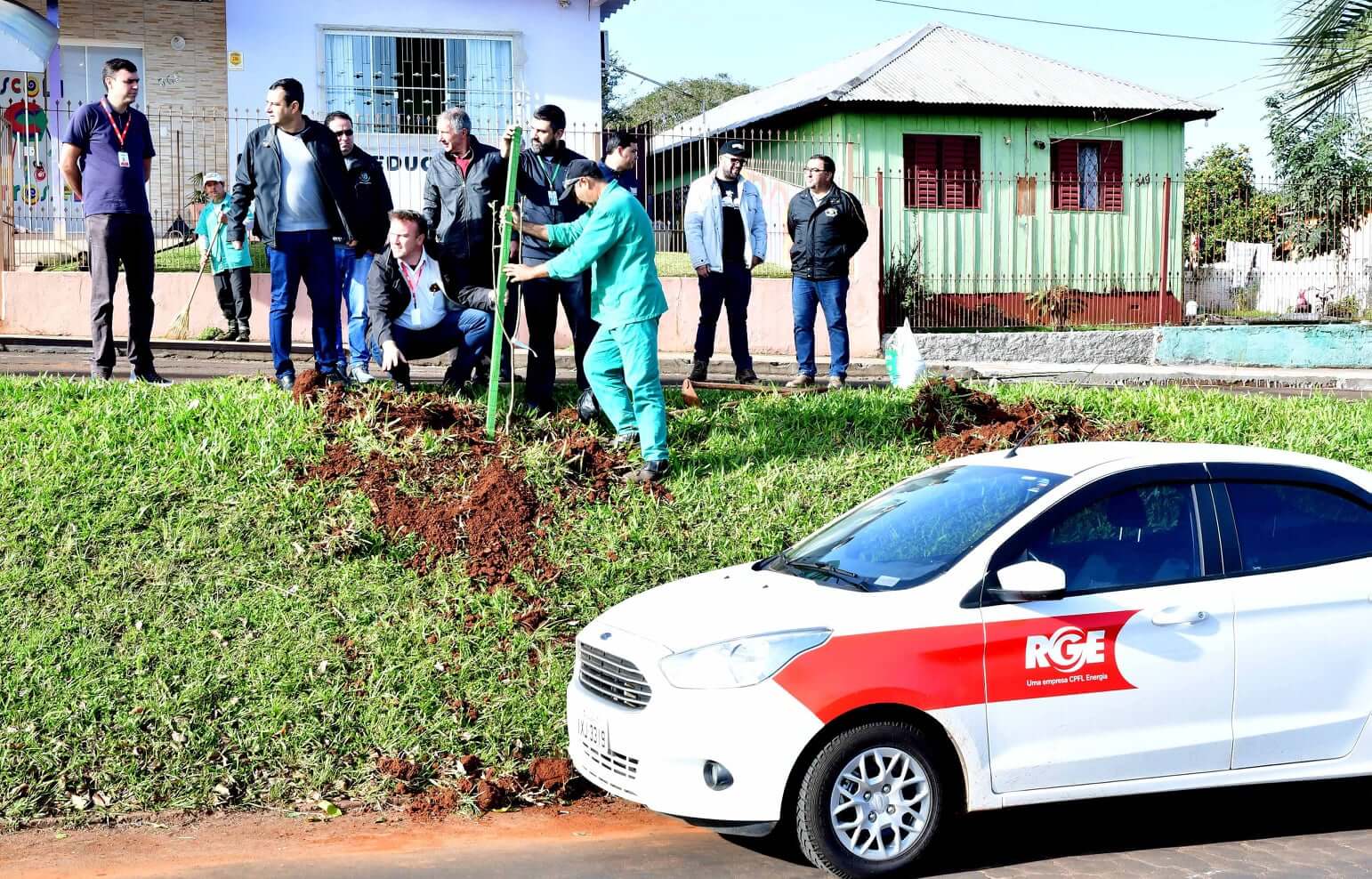 Governo Municipal e RGE retomam programa “Arborização mais segura”