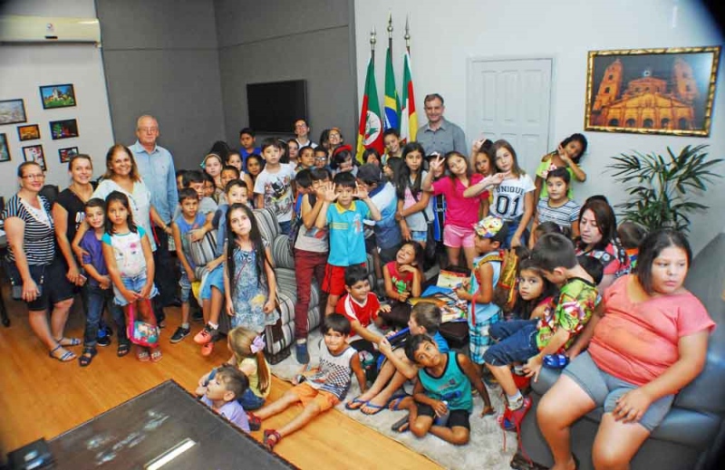 Prefeito recebe alunos da Escola Abílio Lautert