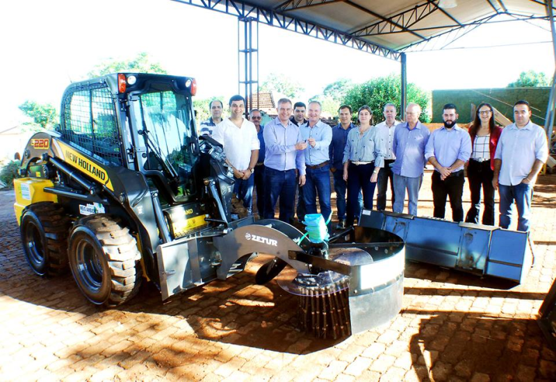 Município recebe minicarregadeira do Fundo Compartilhado