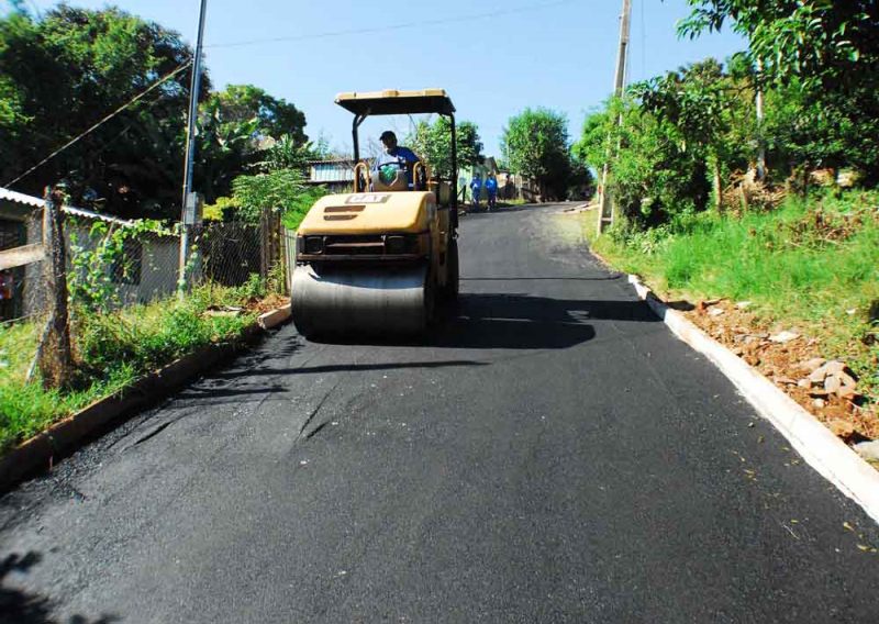 Rua do Bairro Leonel Brizola recebe asfalto