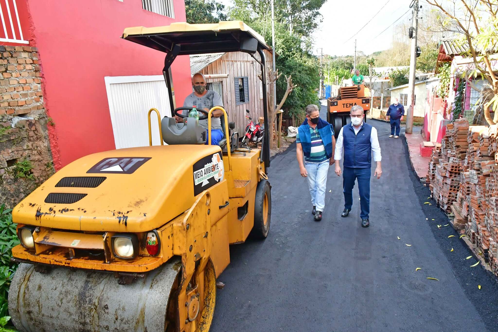 Bairros recebem asfaltamento e melhorias na iluminação são anunciadas