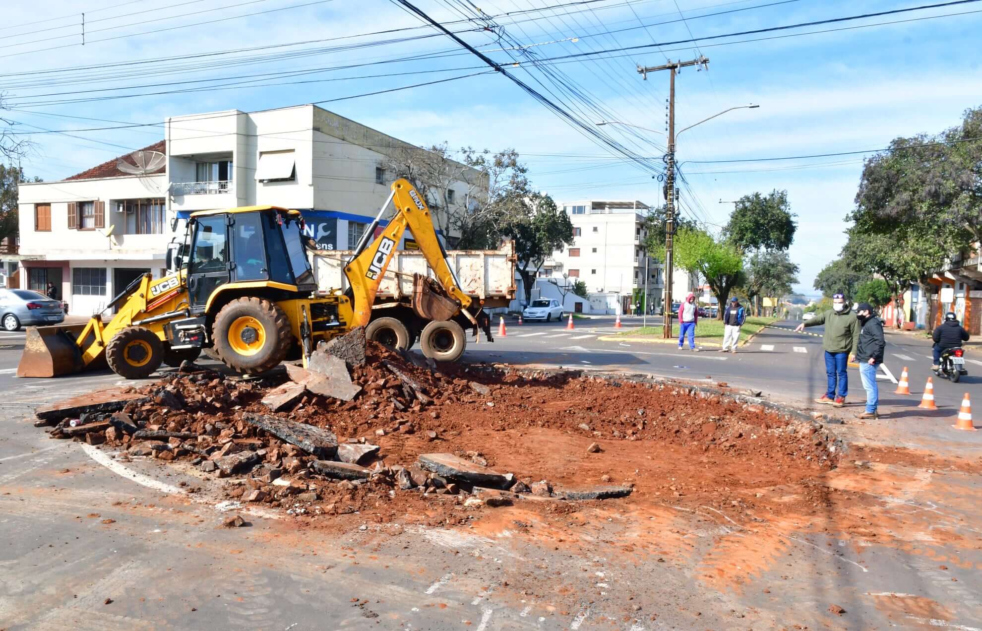 Cruzamento de avenidas ganha rótula fechada