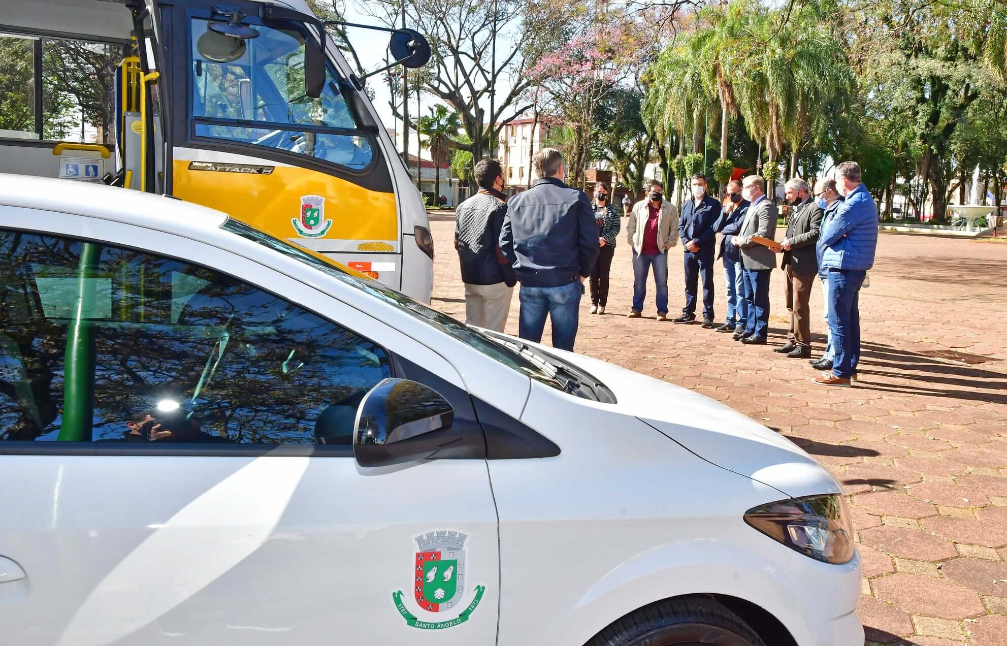 Entregues veículos para secretarias de Saúde e Educação