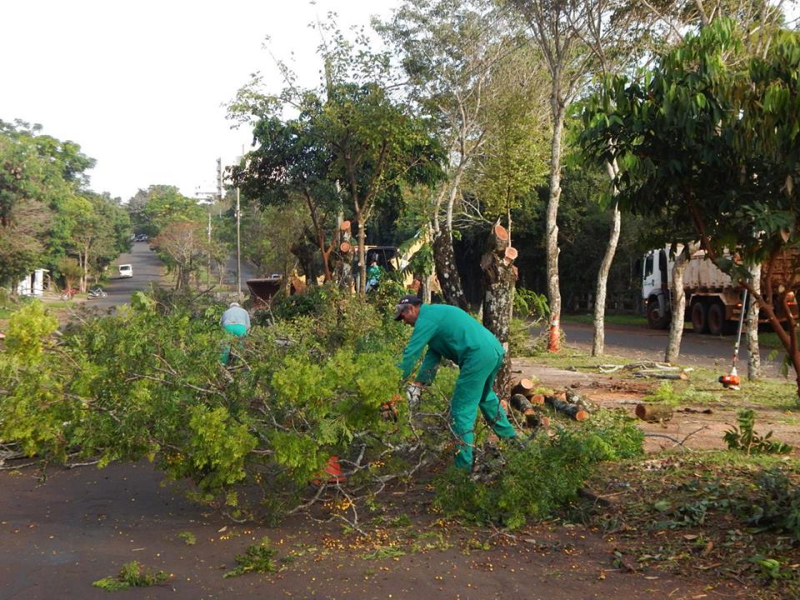 SEMMA executa serviços de limpeza às margens do Rio Itaquarinchim