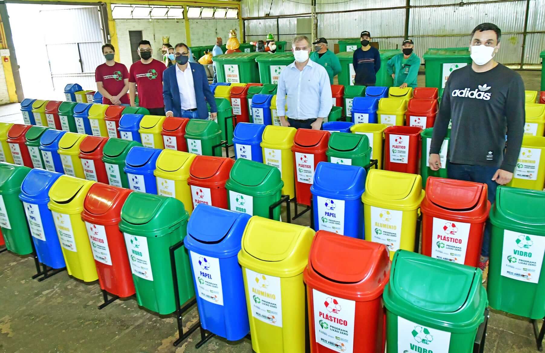 Governo Municipal repassa lixeiras e containers do Projeto Coleta Mais Limpa