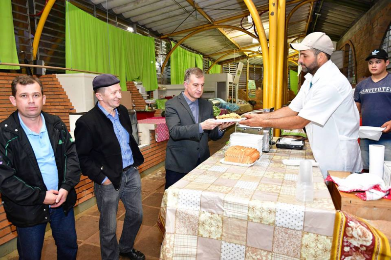 Prefeito prestigia Sexta-Feira do Peixe Frito