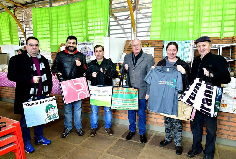 Semana do Meio Ambiente abre com distribuição de sacolas recicláveis
