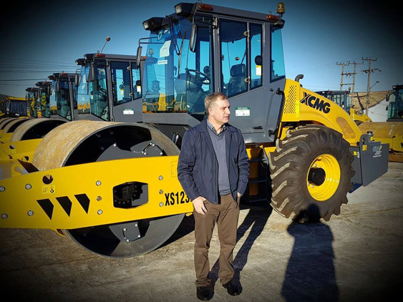 Santo Ângelo contemplado com trator e rolo compactador