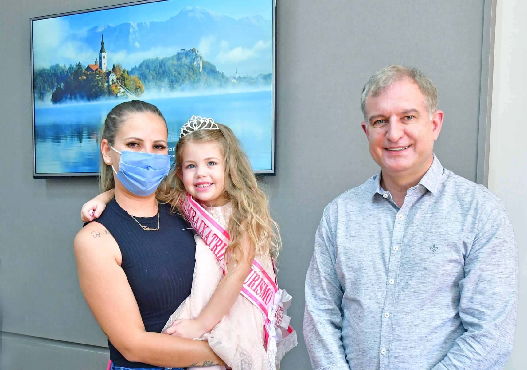 Prefeito recebe a mini Embaixatriz do Turismo