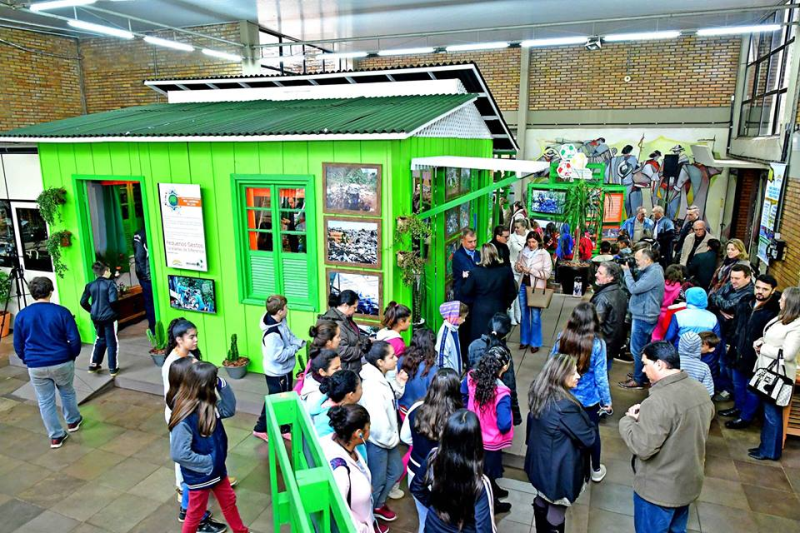 Casa montada com material reciclável é atração no Centro de Cultura