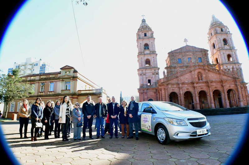 Programa Família Acolhedora recebe veículo em doação