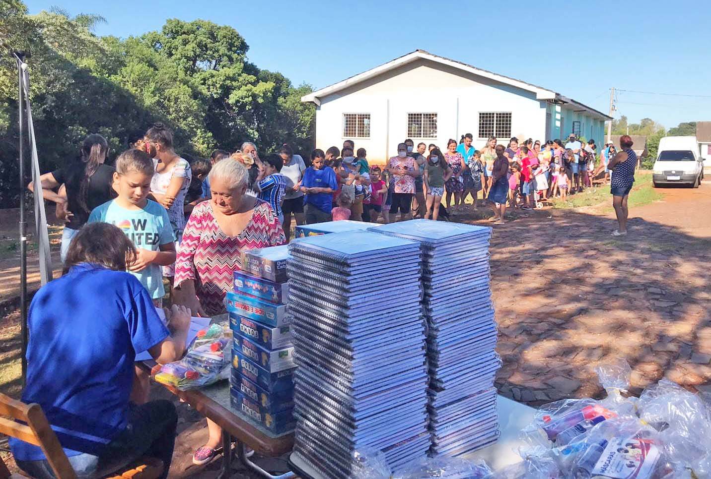 Moradores do Residencial Jardim recebem materiais escolares