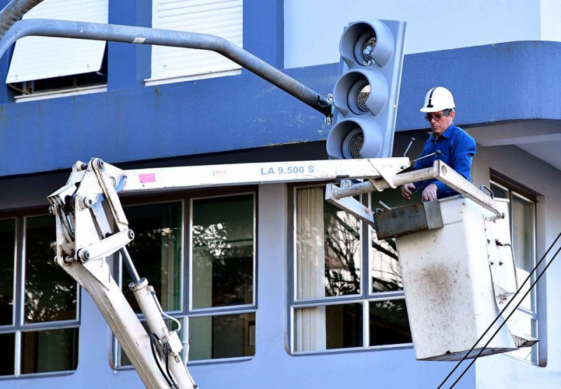 Semáforo central voltou a operar hoje