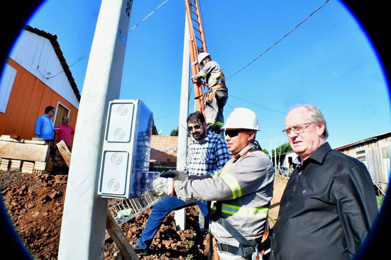Luz em casa é comemorada no Bairro Neri Cavalheiro