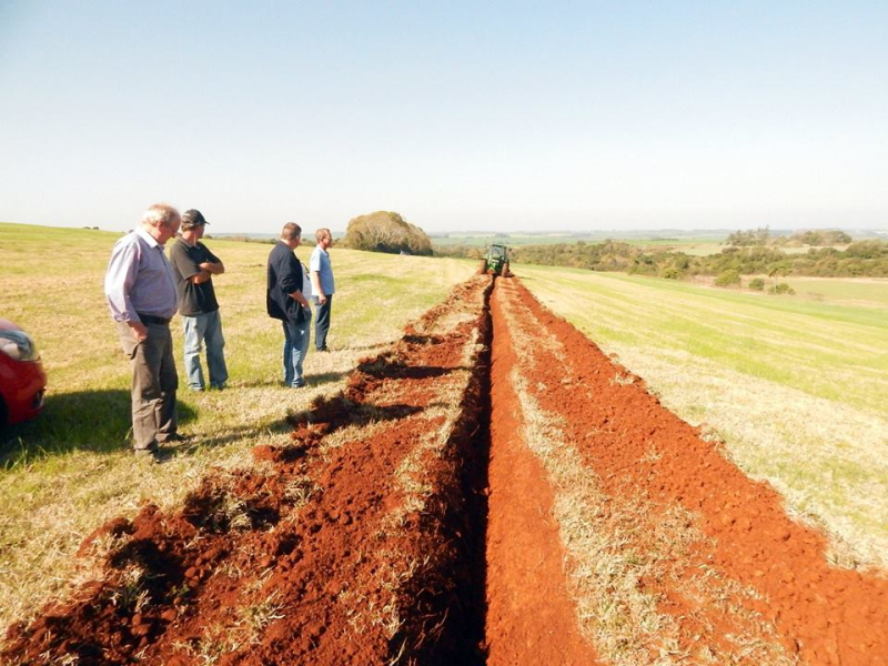 Uso de máquinas e equipamentos do município nas propriedades rurais, aliado a investimentos dos produtores, têm bons resultados para ambos
