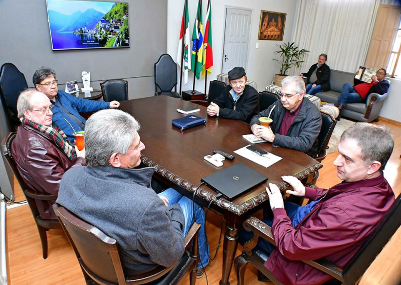 Deputado Afonso Motta dialoga com o Executivo