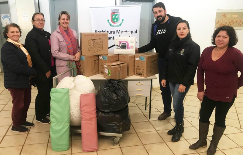 Programa da Habitação repassa máquinas de costura à Assistência Social