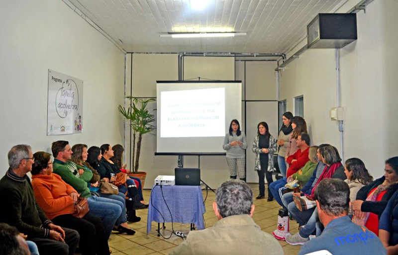 Programa Família Acolhedora capacita voluntários