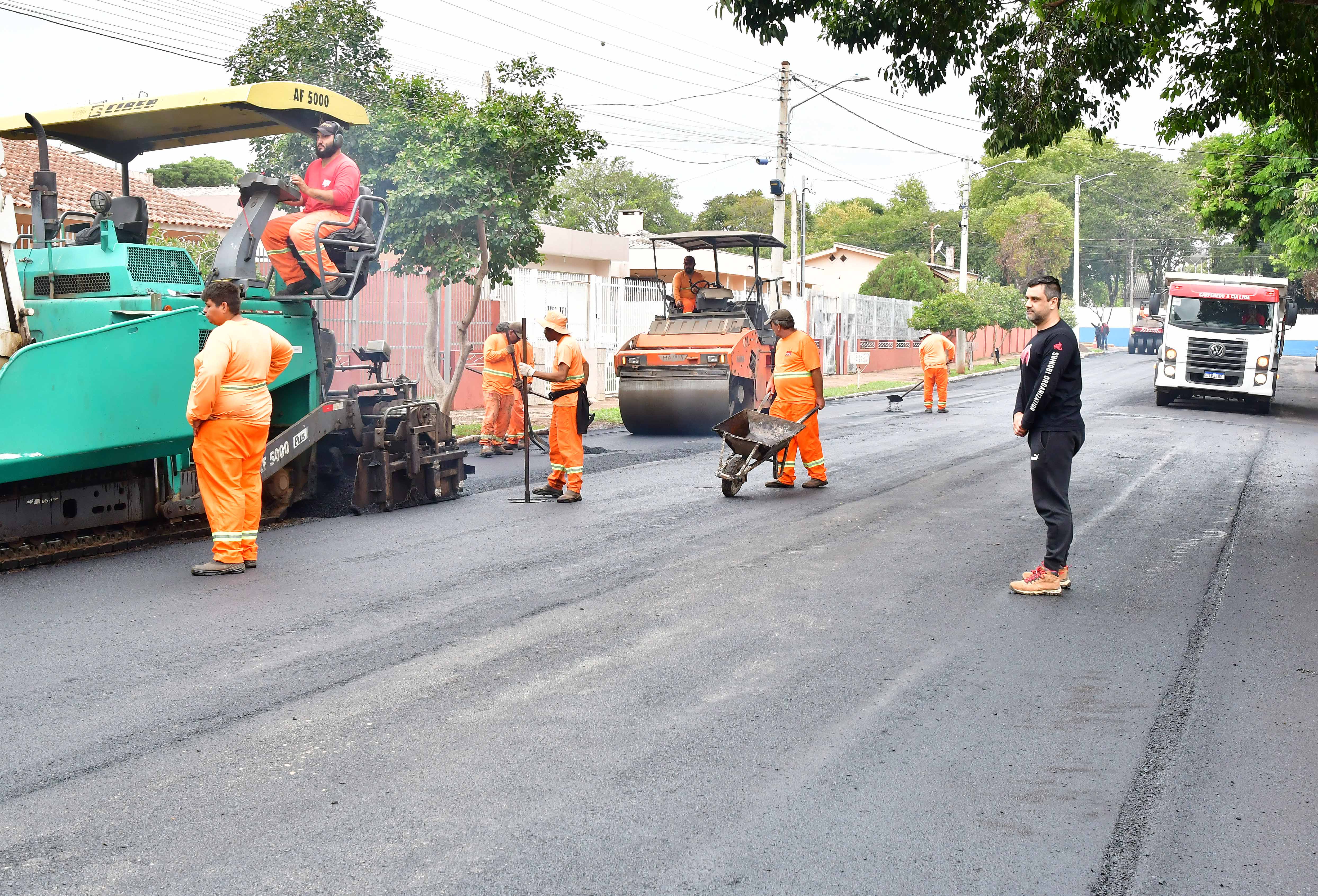Rua Borges de Medeiros ganha novo asfalto